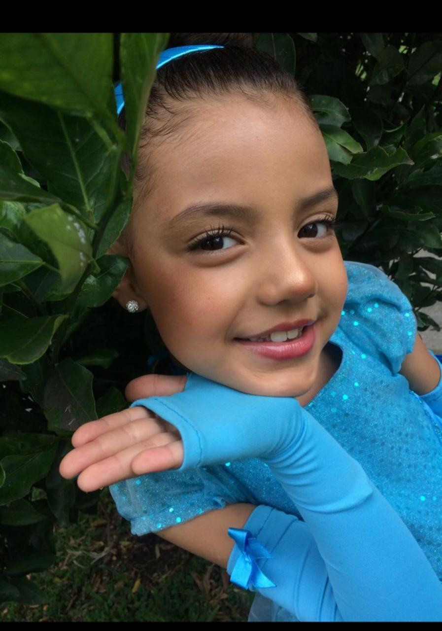 Luciana sonriendo e invitando a sus seres queridos